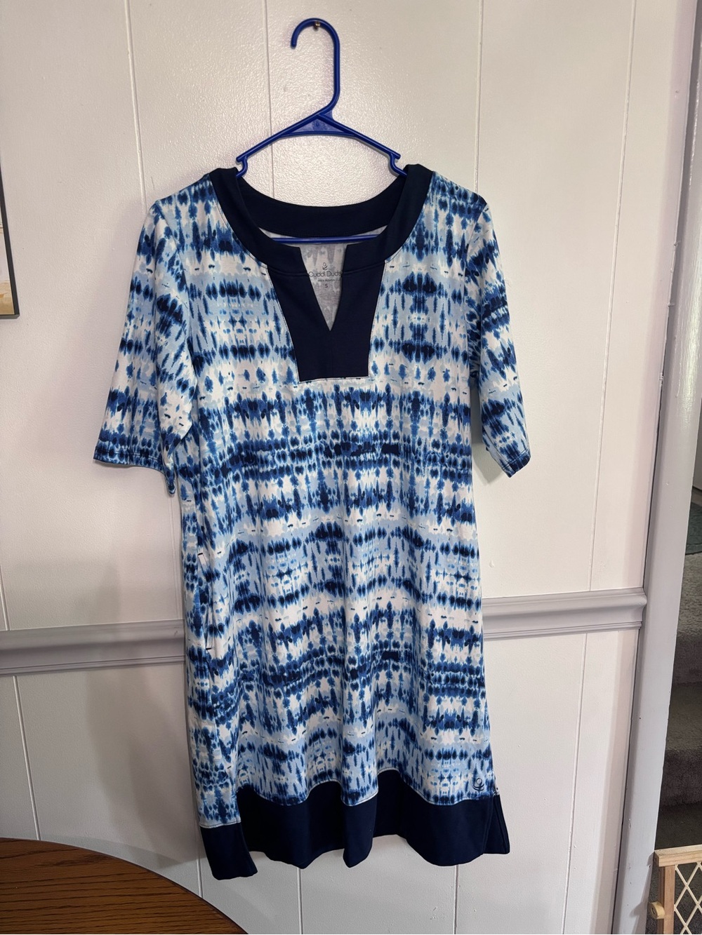 Cuddl Duds Blue Tie-Dye V-Neck Short Sleeve Dress with Navy Accents